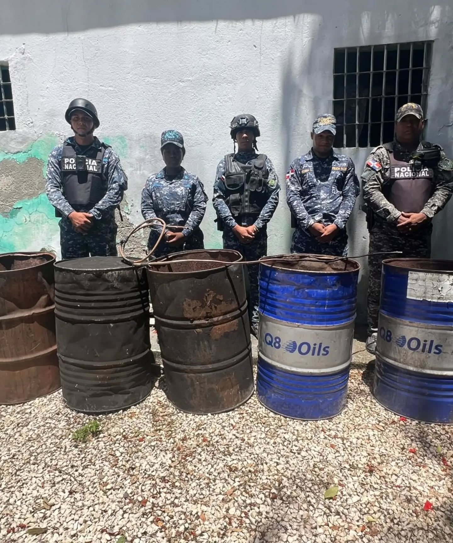 Las autoridades retiraron al menos cinco barriles grandes y destruyeron el líquido antes de que llegara al mercado. (Foto cortesía Policía Nacional de República Dominicana)