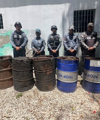 Las autoridades retiraron al menos cinco barriles grandes y destruyeron el líquido antes de que llegara al mercado. (Foto cortesía Policía Nacional de República Dominicana)