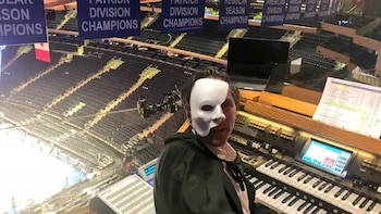 Quién es el “Fantasma del Garden”, el músico invisible que tocó ante más público que Billy Joel y hoy es clave en las Finales de la NBA