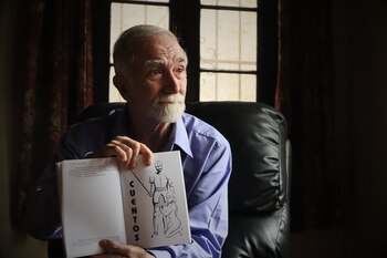 En medio de su sala,