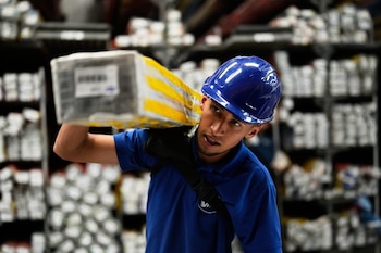 La guerra de aranceles entre Colombia y Ecuador ya golpea el empleo y el comercio fronterizo, con caída del 90 % en el intercambio y miles de despidos, según gremios que advierten graves consecuencias económicas | (Foto AP/Fernando Vergara)