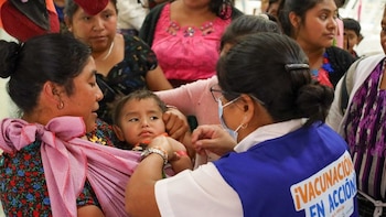La vacunación contra el sarampión se refuerza en centros urbanos y religiosos de Guatemala