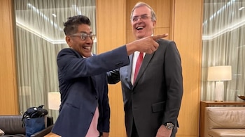 Marcelo Ebrard presume encuentro con Jorge Campos en Canadá durante gira del T-MEC
