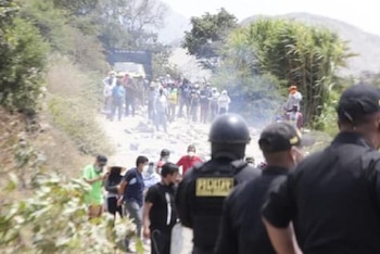 Un arqueólogo y personal de