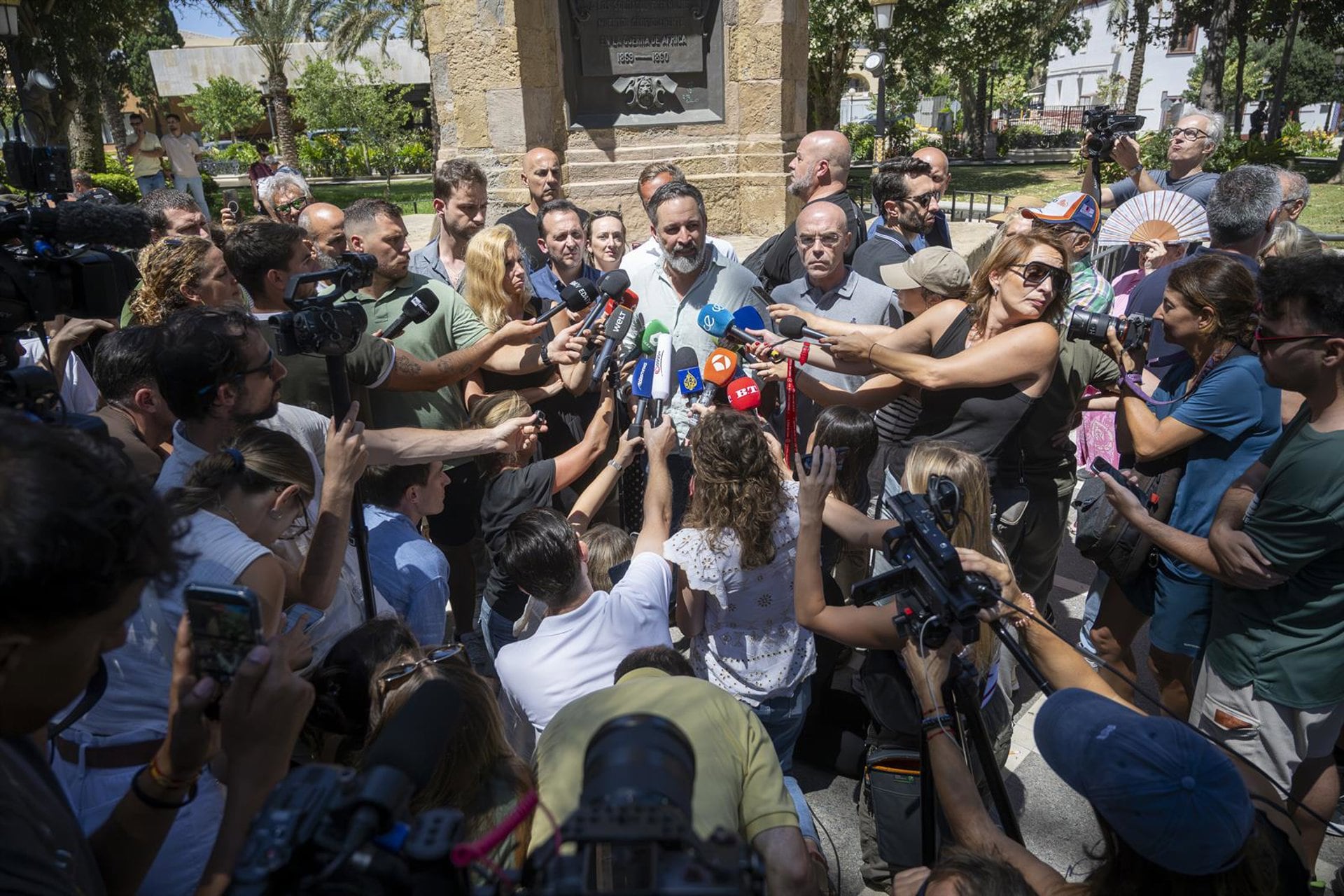 02/08/2026 El presidente de VOX, Santiago Abascal, atiende a los medios, en la plaza de África, a 2 de agosto de 2026, en Ceuta (España). El presidente de VOX se encuentra en Ceuta para abordar las consecuencias de la crisis migratoria.
POLITICA
Marcos Moreno - Europa Press