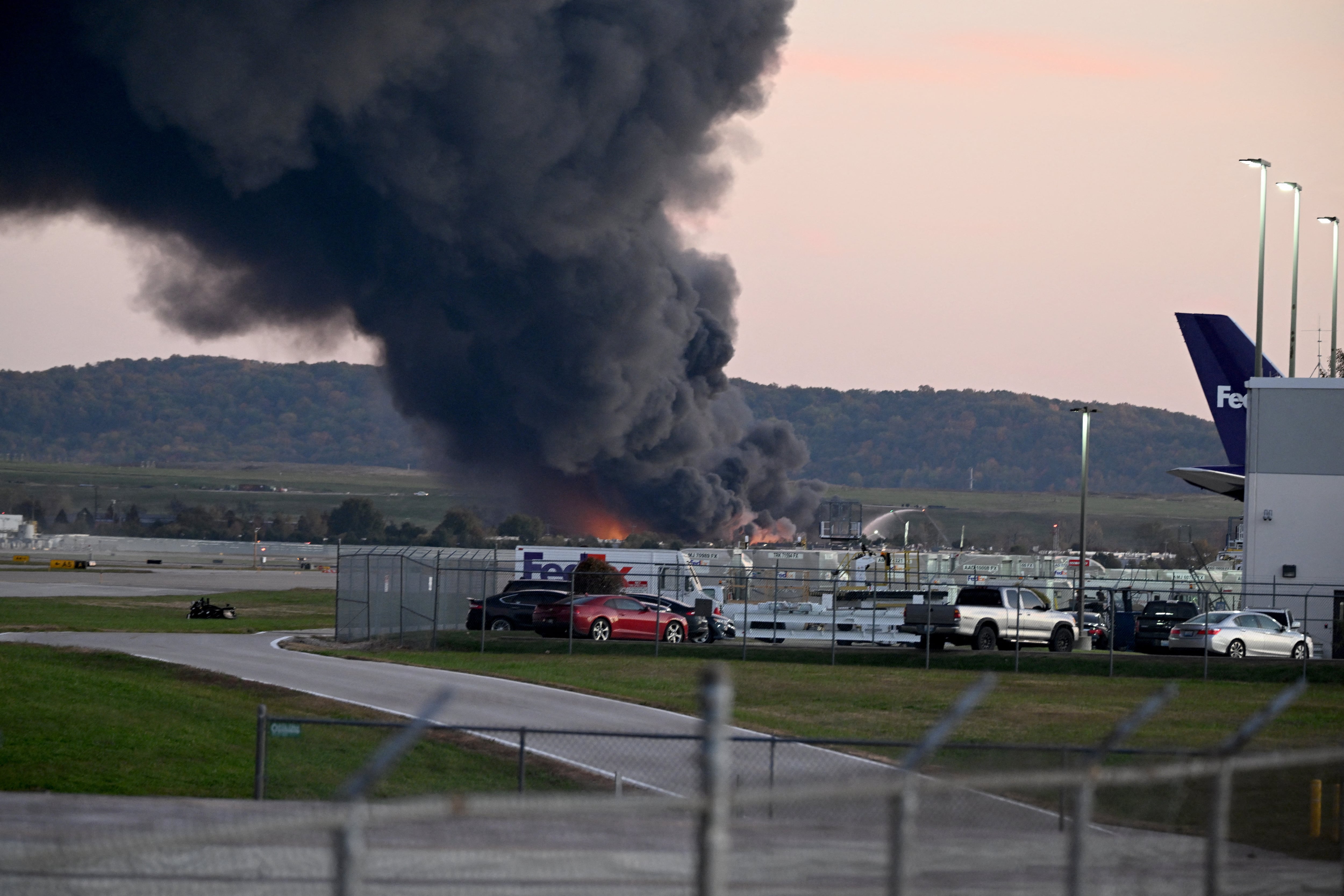 El avión, con el depósito lleno, se estrelló poco después del despegue. Se emitió una orden de confinamiento para toda la zona en un radio de 8 kilómetros del aeropuerto. Stephen Cohen/Getty Images/AFP
