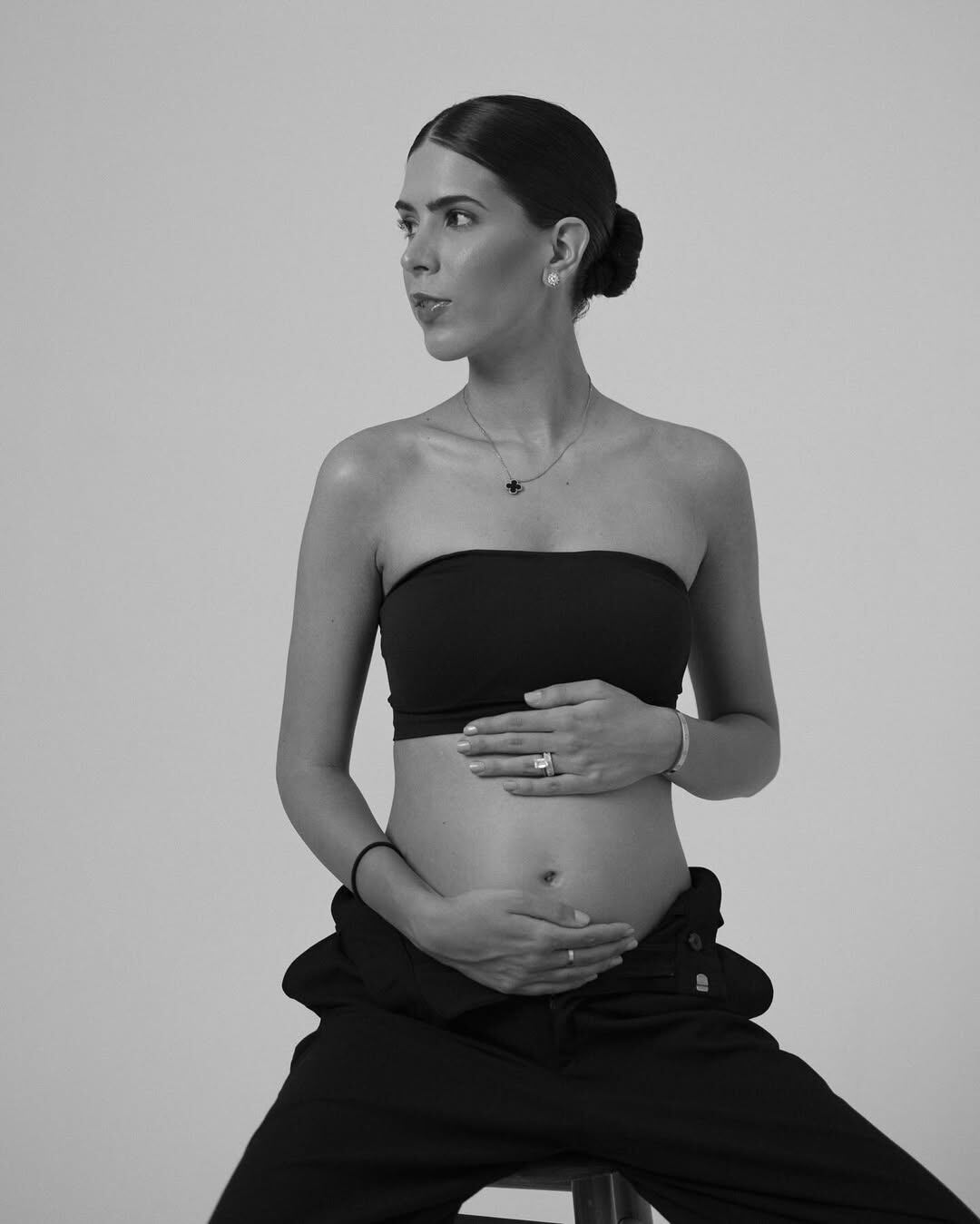 La familia de Mario Vargas Llosa celebra la próxima llegada del primer hijo de su nieta Josefina.