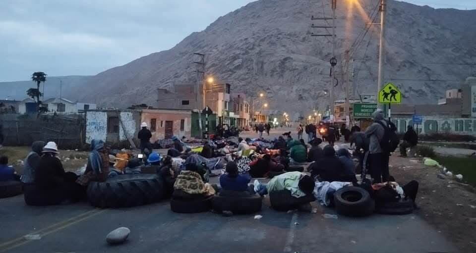 Paro de mineros informales en Arequipa bloqueó varios kilómetros de la Panamericana Sur, a la altura del Puente Ocoña