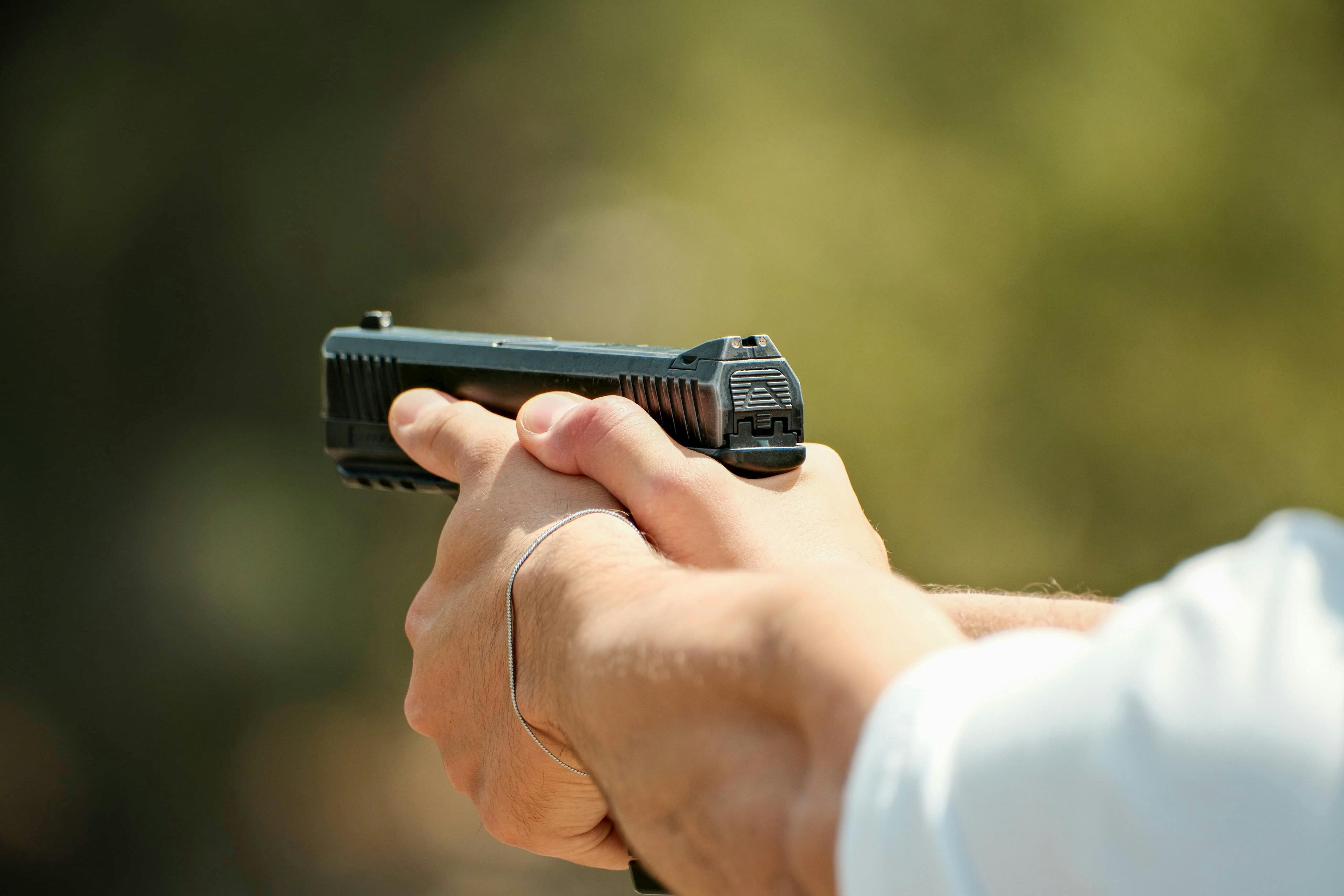 El sicario persiguió a su objetivo, pero no logró cumplir con el trabajo, gracias a que la víctima del ataque alcanzó a reaccionar, y sumado a que la mamá del hombre corrió para ayudarlo - crédito Pexels