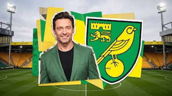 Fotomontaje del actor Hugh Jackman y el escudo del Norwich City sobre la cancha de un estadio de fútbol con tribunas amarillas.