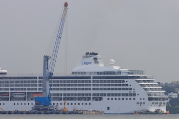 Fotografía del crucero Seven Seas Cruises atracado en el muelle turístico de la Sociedad Portuaria hoy, en Cartagena (Colombia). EFE/ Ricardo Maldonado Rozo