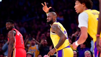 LeBron James festeja su triple