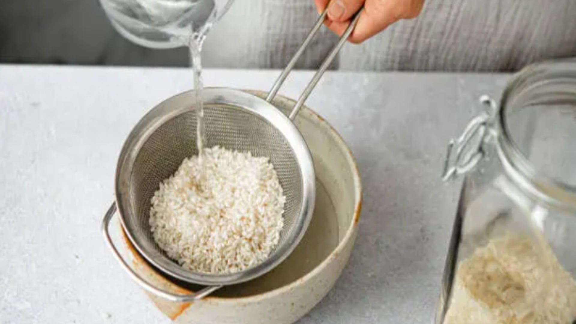 El agua de arroz limpia y protege muebles de madera de forma natural y sin productos químicos agresivos.