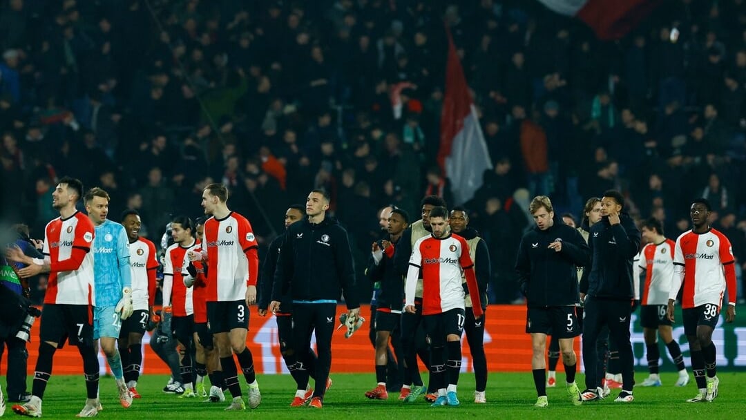 Feyenoord sancionó a sus hinchas y prohibió el acceso de su público visitante en los próximos dos partidos tras los incidentes con pirotecnia (REUTERS)