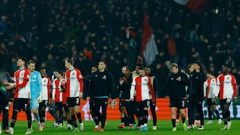 Feyenoord sancionó a sus hinchas y prohibió el acceso de su público visitante en los próximos dos partidos tras los incidentes con pirotecnia (REUTERS)