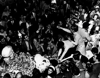 Captura de "La Marabunta", 1967. Video digitalizado, original 16 mm, blanco y negro, sonido, 7´55". Dirección: Narcisa Hirsch. Cámara y edición: Raymundo Gleyzer. Música: Edgar Varèse. Protagonistas: Narcisa Hirsch, Marie Louise Alemann y Walter Mejía