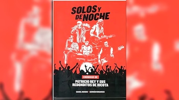 Portada del libro 'Solos y de Noche', con ilustraciones en blanco y negro de una banda tocando y una multitud sobre fondo rojo intenso