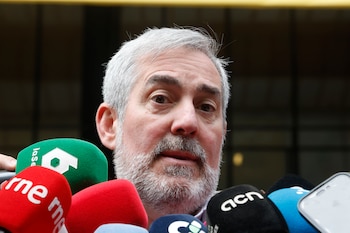 El presidente de Canarias, Fernando Clavijo, atiende a los medios tras salir del Ministerio de Sanidad, el jueves pasado en Madrid, después de su reunión con los ministros de Sanidad, Mónica García, y Política Territorial, Ángel Víctor Torres, con el fin de examinar la emergencia sanitaria del crucero MV Hondius. / EFE - Javier Lizon