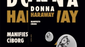Portada del libro Manifiesto Cíborg de Donna Haraway con la ilustración de un huevo que contiene engranajes en un fondo negro.