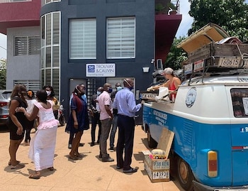 Vendiendo empanadas en Costa Marfil