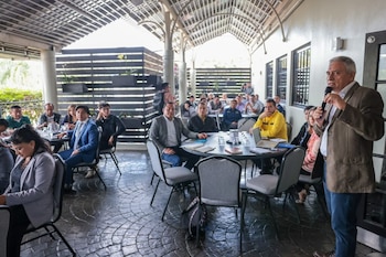 Manos de una persona sostienen un documento impreso con el título Guía práctica para la clasificación del gasto público ambiental municipal