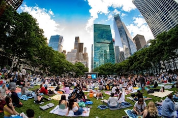 Cientos de personas participan de actividades culturales y proyecciones al aire libre en Bryant Park, uno de los espacios más activos de Manhattan durante la temporada primaveral.