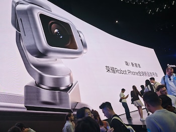 MagicOS y el Modo Robot YOYO permiten paneos e inclinaciones automáticas, AI Object Tracking y AI SpinShot para vlogs, transmisiones en vivo y videollamadas.