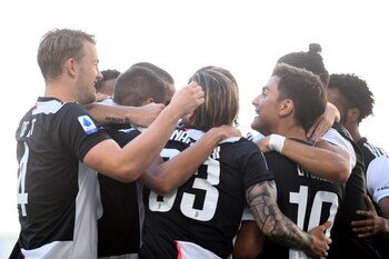Los jugadores de Juventus celebran el gol de Paulo Dybala ante Torino (REUTERS)