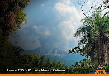 El nivel de actividad del volcán Rincón de la Vieja pasó de Advertencia a Precaución tras 48 erupciones en aproximadamente un mes. (Foto cortesía Comisión Nacional de Prevención de Riesgos)
