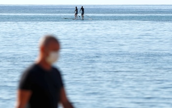 Con 219.128 personas más, el grueso de los nuevos parados en abril se concentra en el sector servicios, que incluye el turismo, un 12% del PIB español. En la foto, la playa de Arrecife en Lanzarote (REUTERS/Borja Suarez)