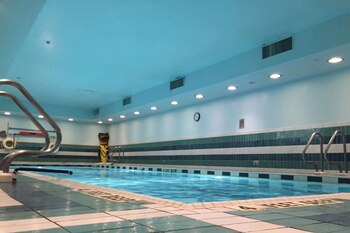 Una anciana está siendo demandada por supuestamente haber defecado en la piscina de un condominio de lujo en una zona exclusiva de Nueva York