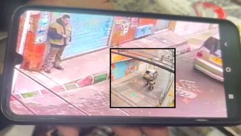 Este sujeto descendió del vehículo y esperó en la esquina a que la joven llegara, y se le acercó junto a otro sujeto, que también simulaba ser un transeúnte más en este punto de barrio El Perdomo, en la localidad de Ciudad Bolívar - crédito grupo de difusión