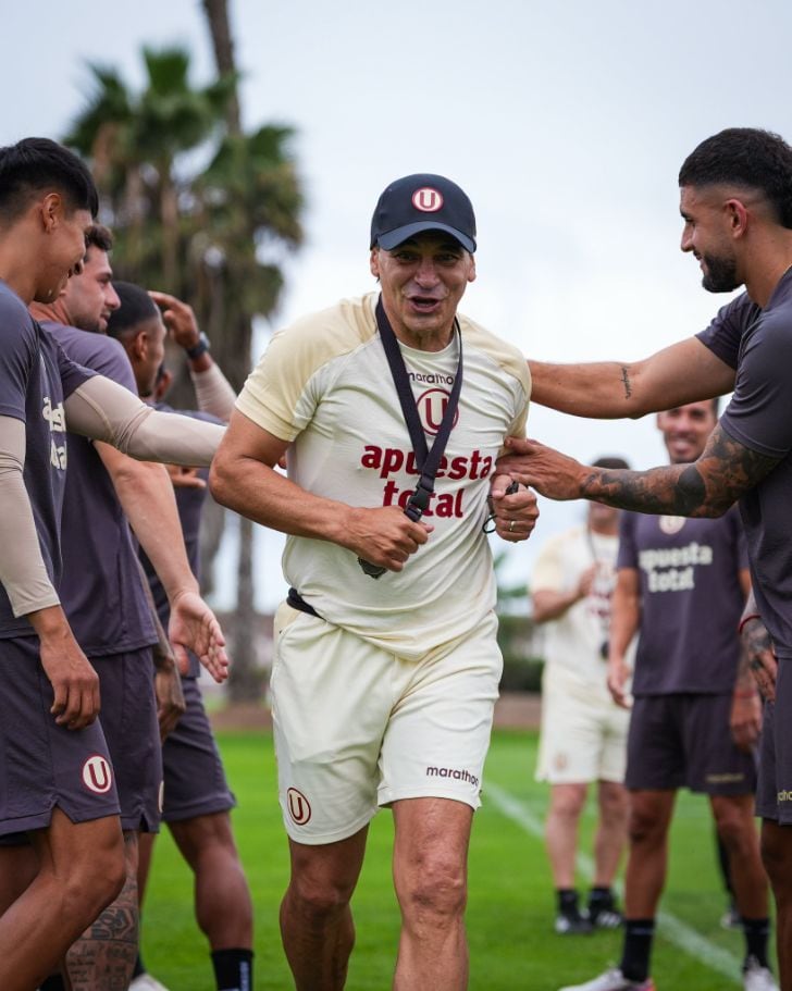 Gregorio Pérez respaldó el regreso de Fabián Bustos y Edgardo Adinolfi a Universitario, al considerar que su conocimiento del club puede darle al equipo el equilibrio necesario para definir el campeonato. (Universitario de Deportes)