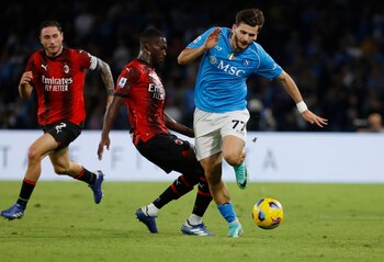 Milán y Napoli empataron 2-2 (Reuters)