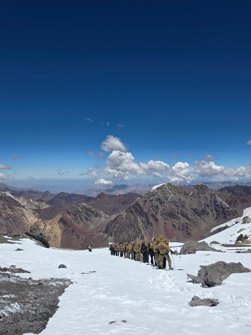 En horas del mediodía, la cordada de militares alcanzó la cumbre del Aconcagua