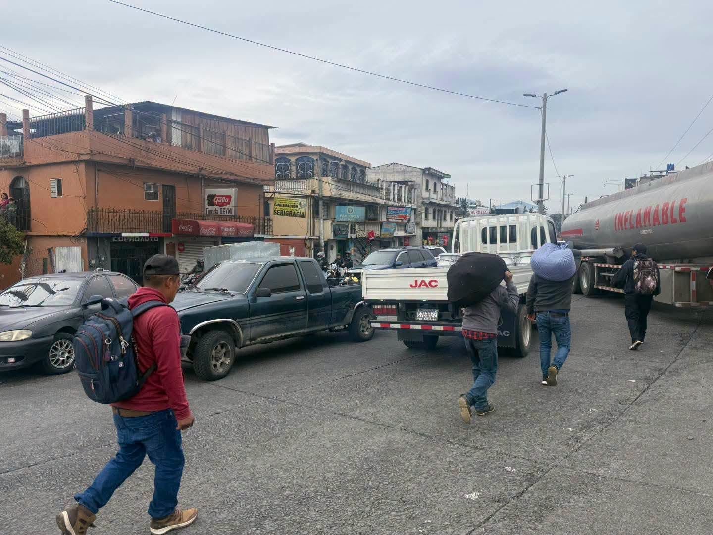 La Cámara de la Industria de Guatemala estimó que un día de bloqueos implica una pérdida de Q217,59 por cada guatemalteco económicamente activo. (Redes Sociales)