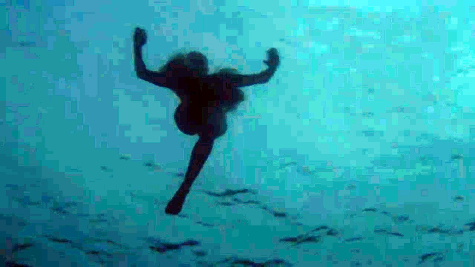 Mucho más que un simple detalle, la melodía tradicional aporta un augurio inquietante y es clave para comprender el clima fatalista