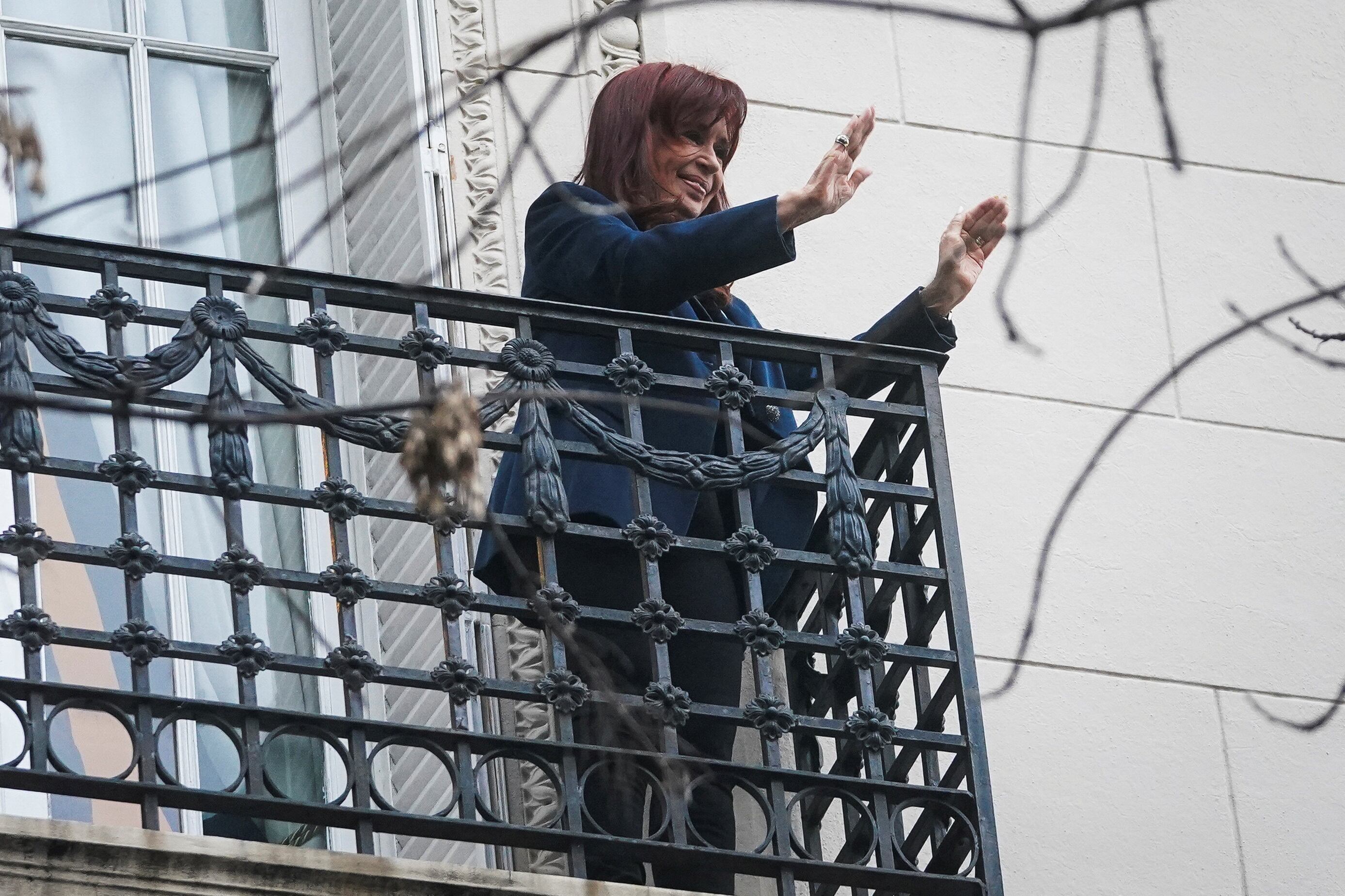Cristina Kirchner saluda a la militancia desde el balcón de su casa