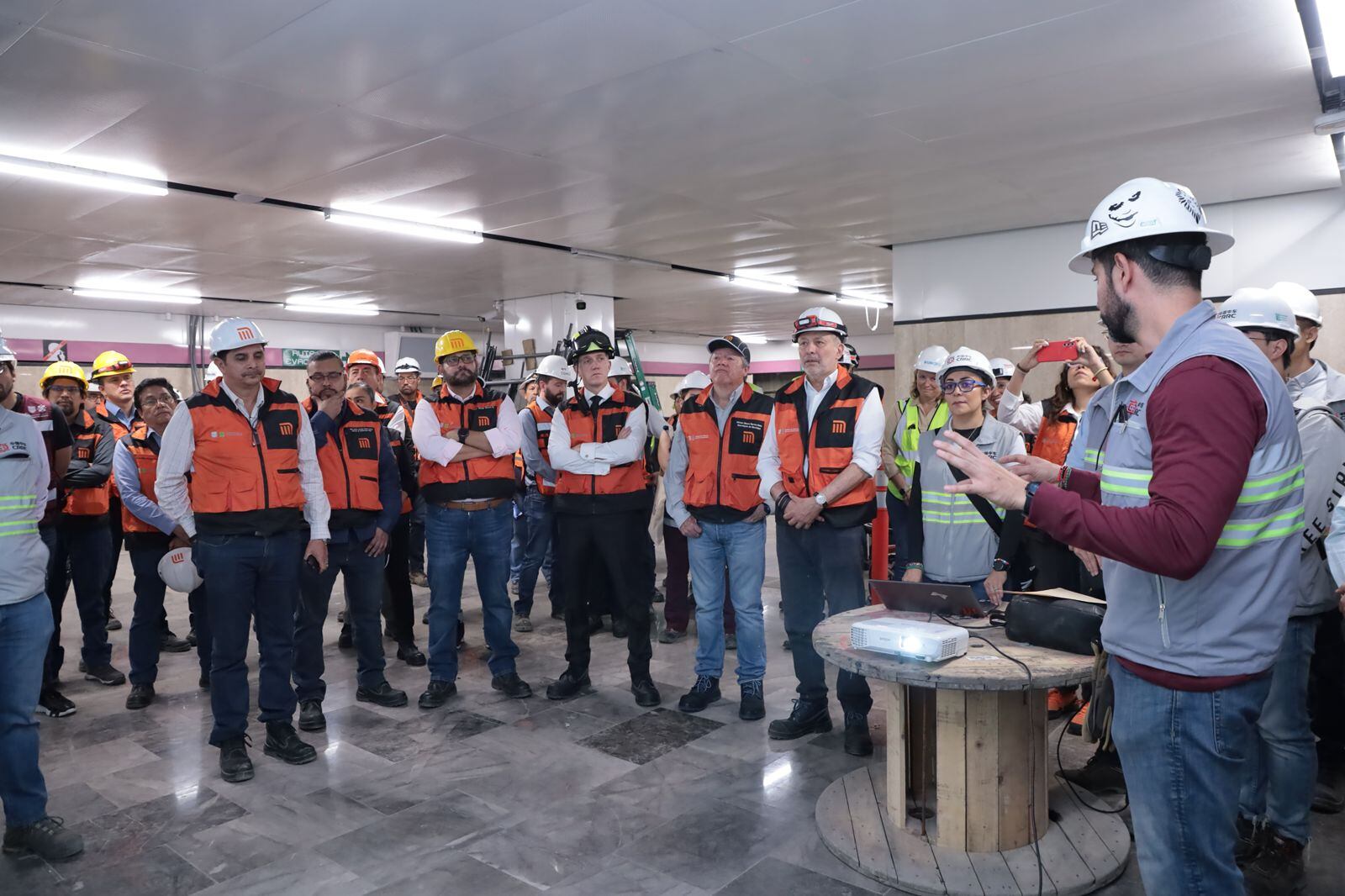 Hasta el momento, tres estaciones son las que continúan sin dar servicio al público de la Línea 1. Foto: X/@AdrianRubalcava.