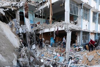 Palestinos inspeccionan el lugar de