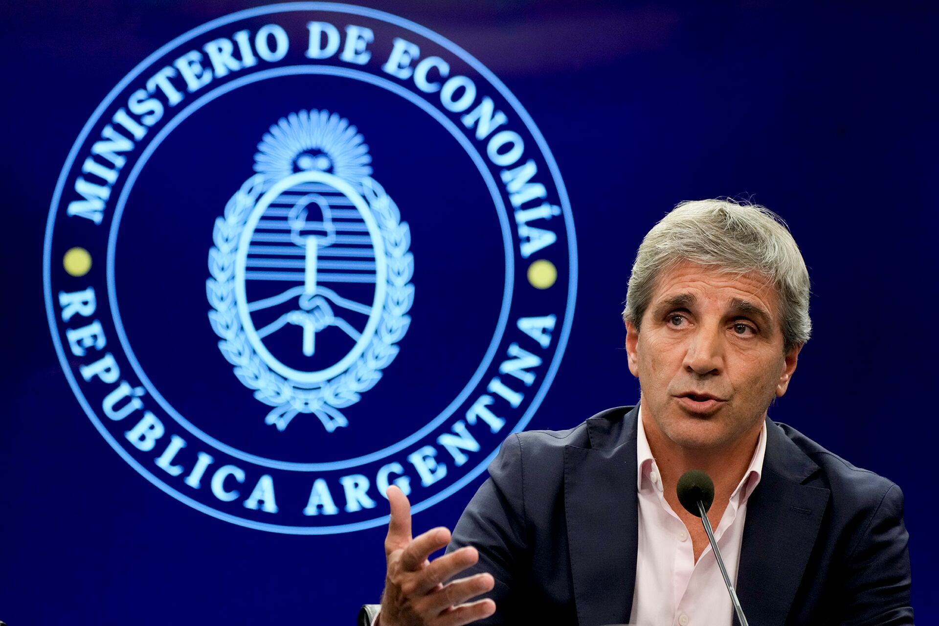 El ministro de Economía planea avanzar en la poda impositiva pero sin descuidar el superávit fiscal. Crédito: AP