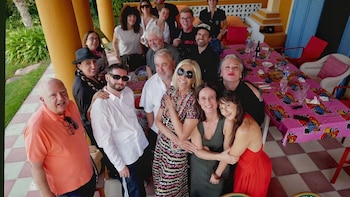 Así fue la fiesta de cumpleaños de Almodóvar en su casa de campo: paella tradicional, piscina e invitadas de lujo como Penélope Cruz o Aitana Sánchez-Gijón