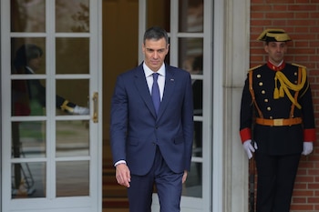 El presidente del Gobierno, Pedro Sánchez, a su salida del palacio de la Moncloa (Europa Press)