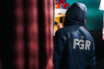 El modus operandi incluía la publicación de fotos reales de apartamentos extraídas de otros sitios para hacer parecer legítimas sus ofertas de alquiler en redes sociales. (Foto: FGR)