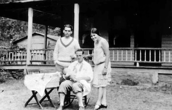 Federico García Lorca junto a Amelia Agostini y Ángel del Río