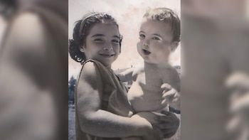 La foto acertijo: ¿Quién es esta niña con su hermana en brazos que huyó de su tierra con su familia cuando tenía apenas 16 meses?