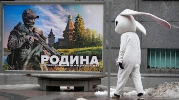 Un artista callejero pasa junto