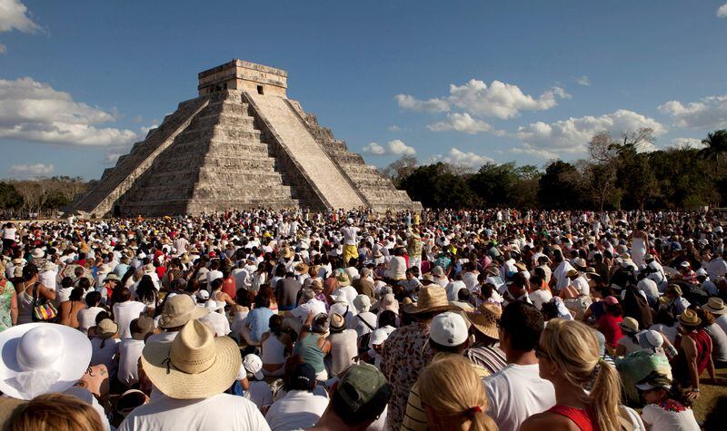 FOTO DE ARCHIVO: La gente mira la pirámide de Chichén Itzá en el sureño estado de Yucatán, México. 21 de marzo de 2012. REUTERS/Victor Ruiz Garcia/Archivo