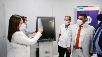 Ministra de Salud hace entrega