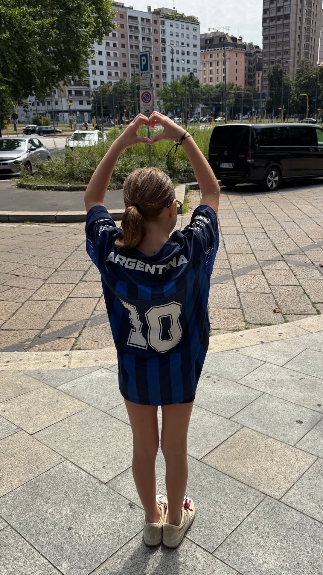 Las dos niñas eligieron usar la camiseta de Argentina para caminar por las calles de Milán
